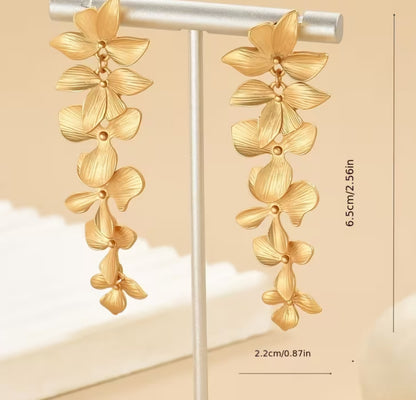 Boho Matte Golden Clove Floral Earrings-Fashionable Vintage Style Stud Partywear