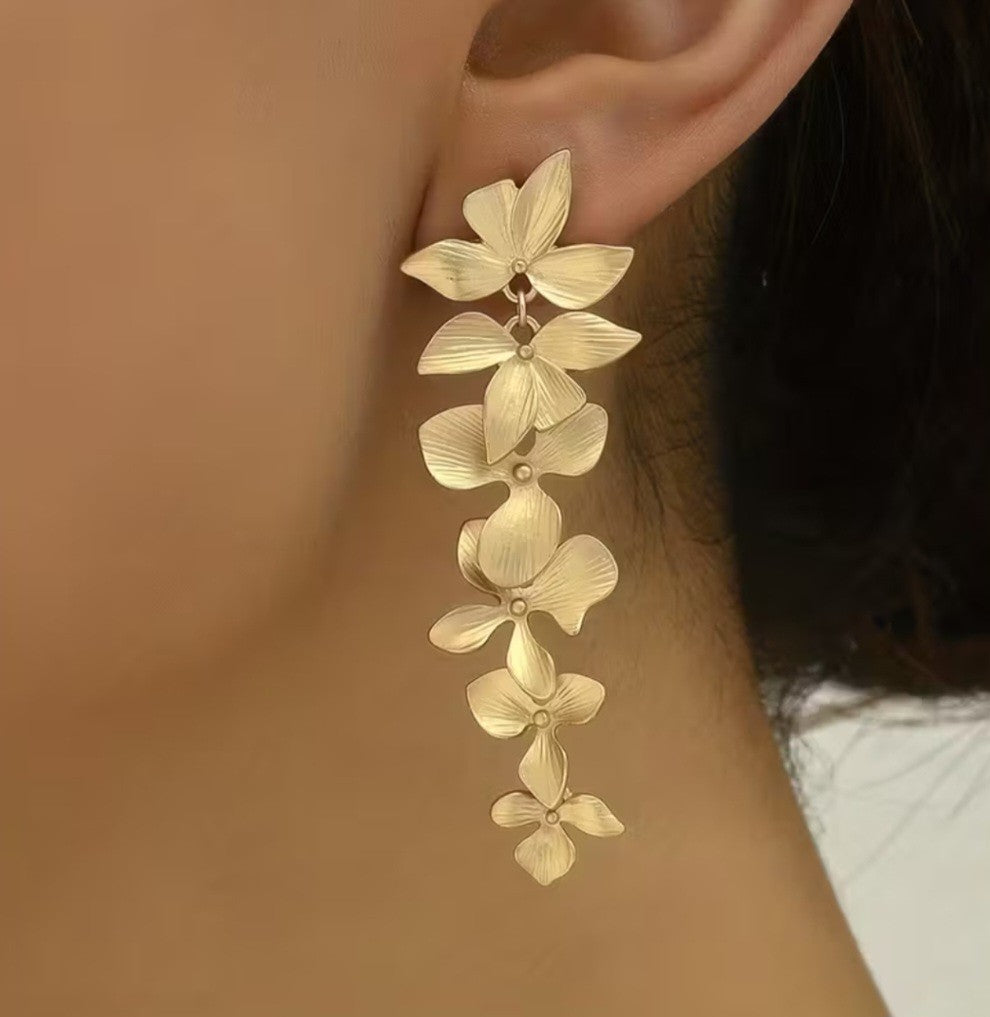 Boho Matte Golden Clove Floral Earrings-Fashionable Vintage Style Stud Partywear