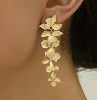 Boho Matte Golden Clove Floral Earrings-Fashionable Vintage Style Stud Partywear